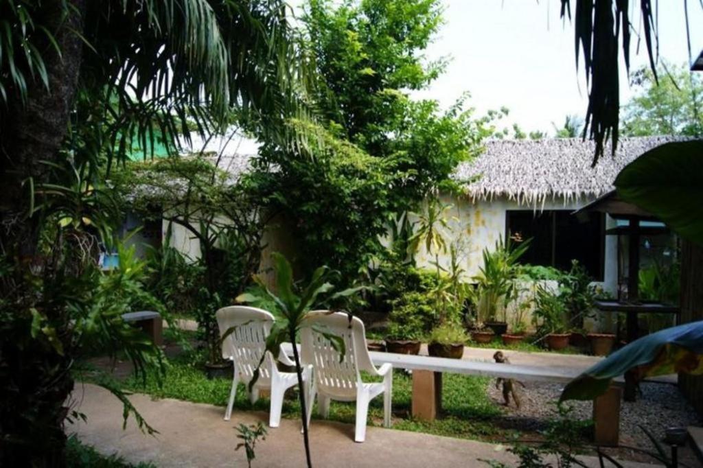 Oyo 1163 Eden Hostel Phuket Exterior foto